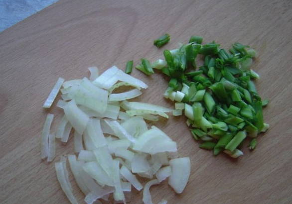 Салат из вареной свеклы с солеными огурцами и луком