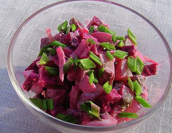 Салат из вареной свеклы с солеными огурцами и луком