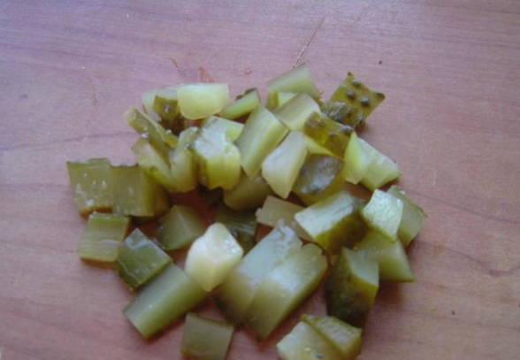 Салат из вареной свеклы с солеными огурцами и луком