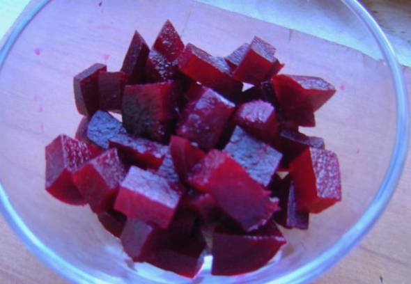 Салат из вареной свеклы с солеными огурцами и луком