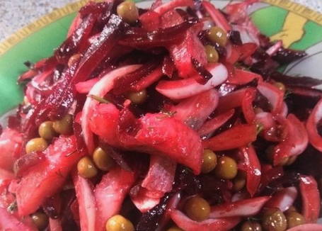 Салат из вареной свеклы с селедкой, горошком и луком