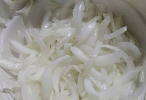 Салат из вареной свеклы с селедкой, горошком и луком
