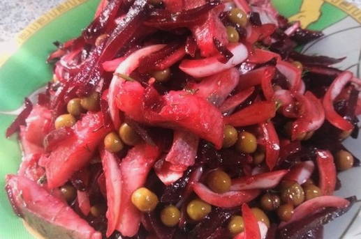 Салат из вареной свеклы с селедкой, горошком и луком