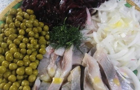 Салат из вареной свеклы с селедкой, горошком и луком
