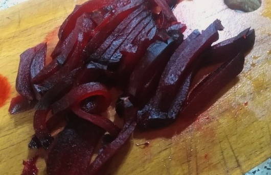 Салат из вареной свеклы с селедкой, горошком и луком