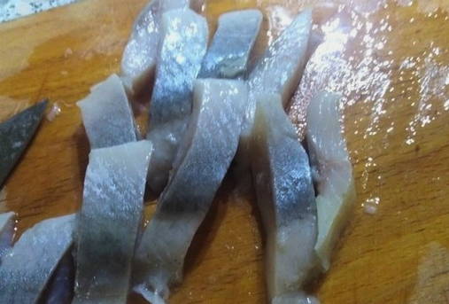 Салат из вареной свеклы с селедкой, горошком и луком