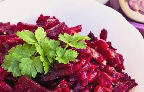 Салат из вареной свеклы с грецкими орехами