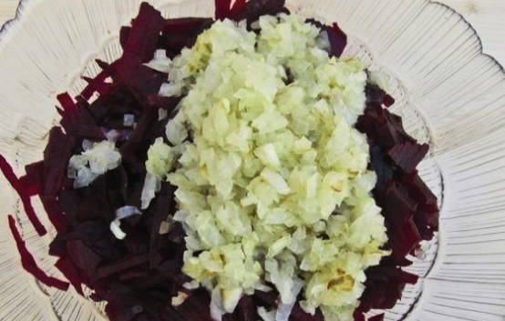 Салат из вареной свеклы с грецкими орехами Салат из вареной свеклы с грецкими орехами
