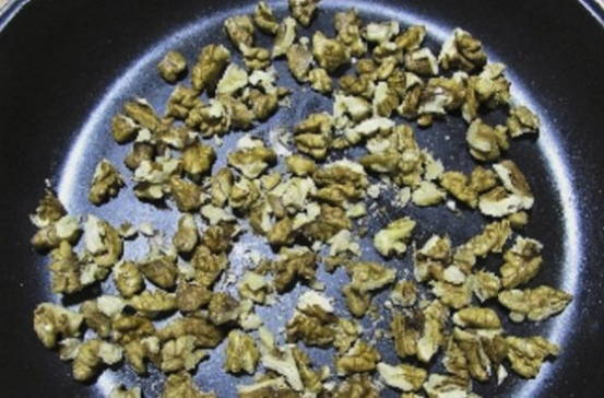 Салат из вареной свеклы с грецкими орехами Салат из вареной свеклы с грецкими орехами