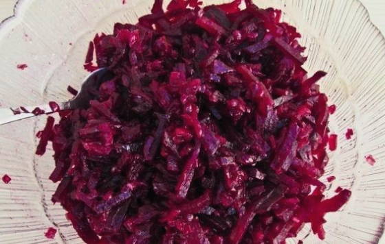 Салат из вареной свеклы с грецкими орехами Салат из вареной свеклы с грецкими орехами