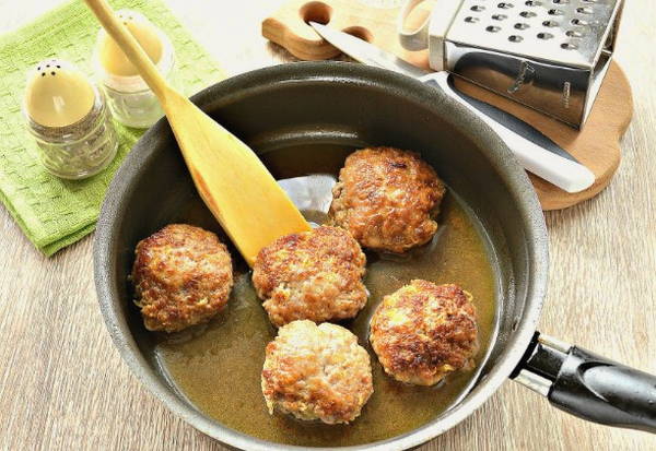 Котлеты с картошкой и фаршем на сковороде