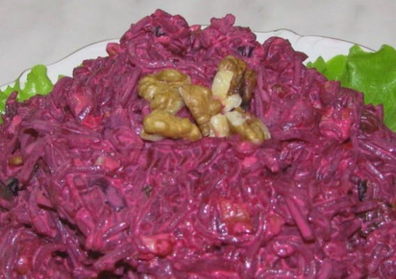 Салат из вареной свеклы с чесноком, орехами и черносливом