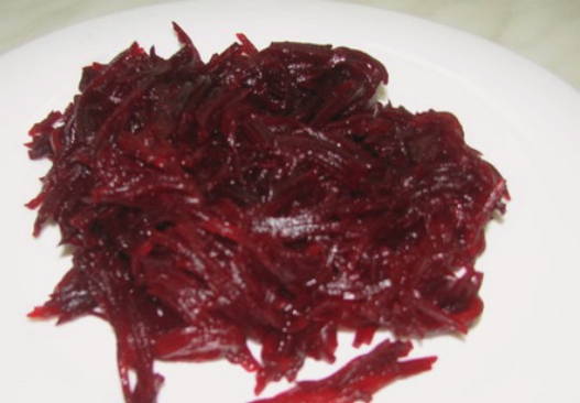 Салат из вареной свеклы с чесноком, орехами и черносливом