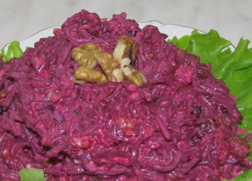 Салат из вареной свеклы с чесноком, орехами и черносливом