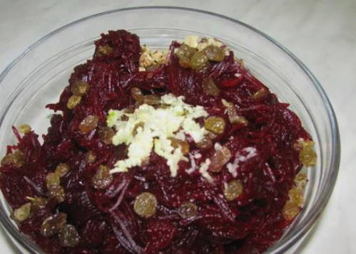 Салат из вареной свеклы с чесноком, орехами и черносливом