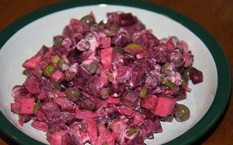 Салат из вареной свеклы с селедкой и горошком