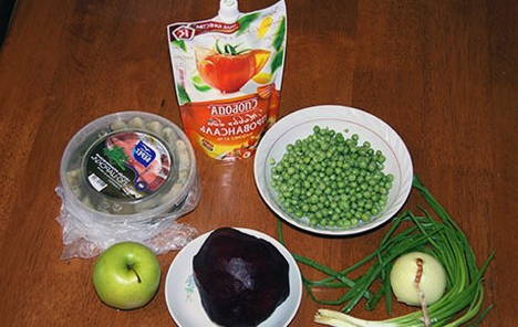 Салат из вареной свеклы с селедкой и горошком