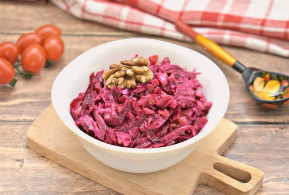 Салат из вареной свеклы с грецкими орехами и изюмом
