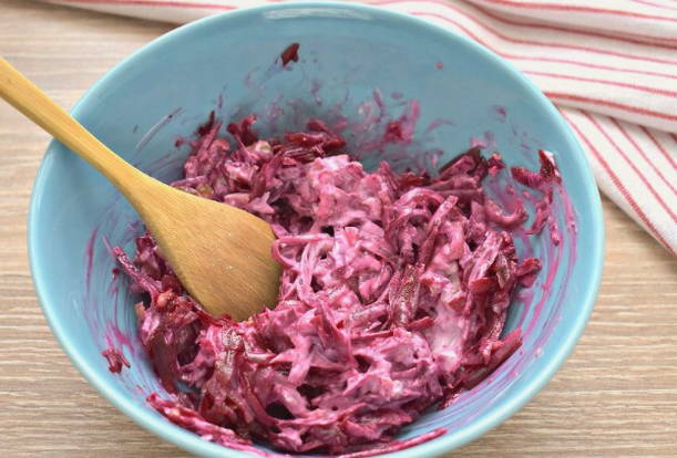 Салат из вареной свеклы с грецкими орехами и изюмом