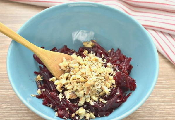 Салат из вареной свеклы с грецкими орехами и изюмом