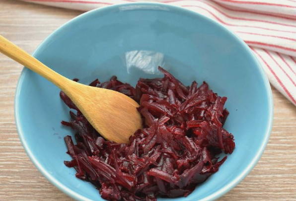 Салат из вареной свеклы с грецкими орехами и изюмом