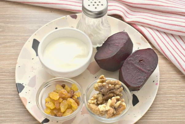 Салат из вареной свеклы с грецкими орехами и изюмом