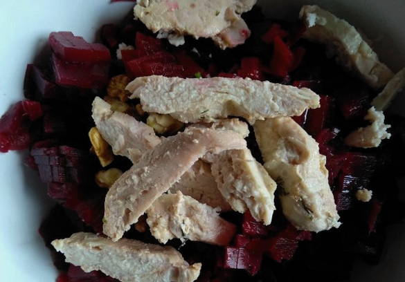 Салат из вареной свеклы с курицей