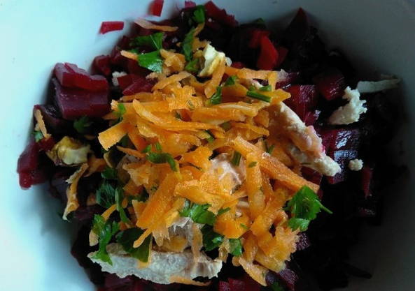 Салат из вареной свеклы с курицей