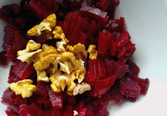 Салат из вареной свеклы с курицей