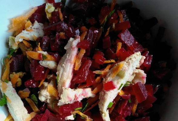 Салат из вареной свеклы с курицей