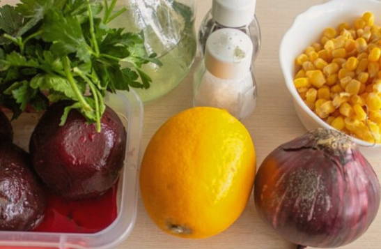 Салат из вареной свеклы с кукурузой консервированной