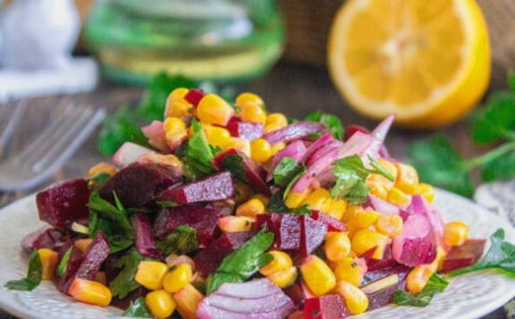 Салат из вареной свеклы с кукурузой консервированной
