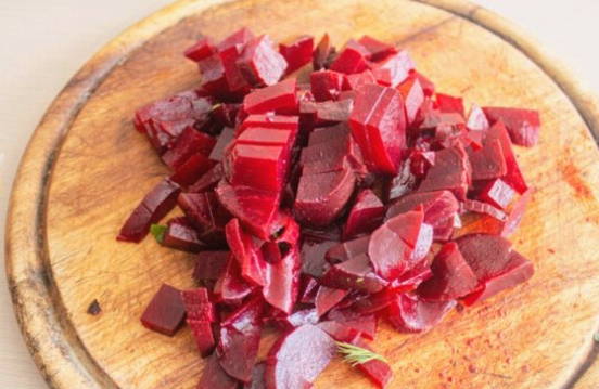 Салат из вареной свеклы с кукурузой консервированной