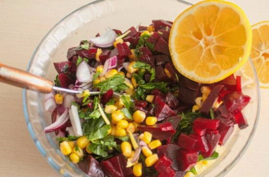 Салат из вареной свеклы с кукурузой консервированной