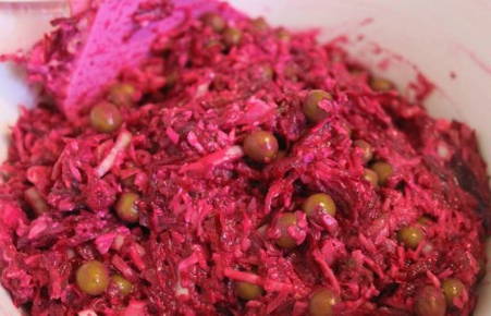 Салат из вареной свеклы с зеленым горошком