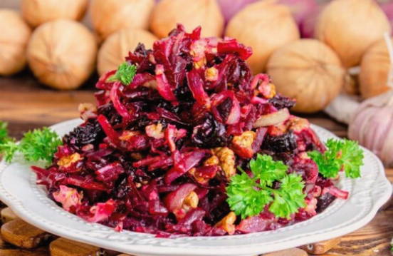 Салат из вареной свеклы с грецкими орехами, черносливом и чесноком