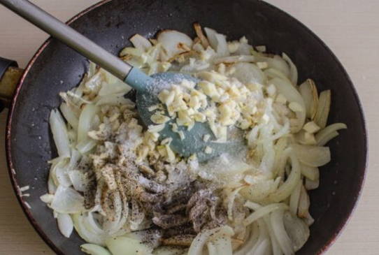 Салат из вареной свеклы с грецкими орехами, черносливом и чесноком