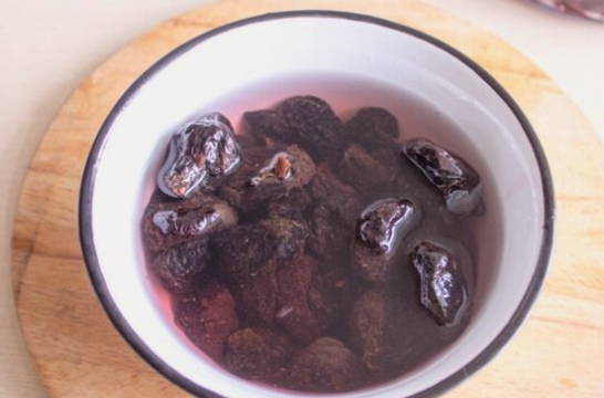 Салат из вареной свеклы с грецкими орехами, черносливом и чесноком