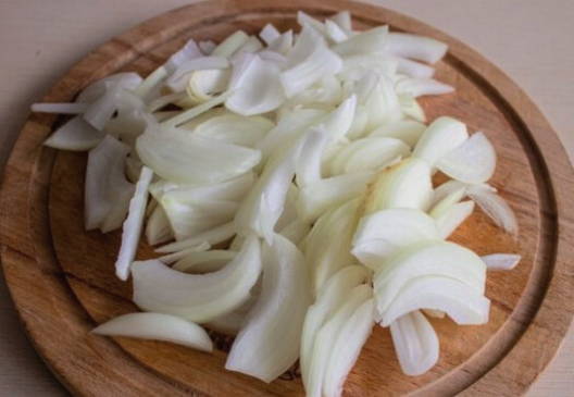 Салат из вареной свеклы с грецкими орехами, черносливом и чесноком