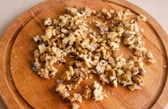Салат из вареной свеклы с грецкими орехами, черносливом и чесноком