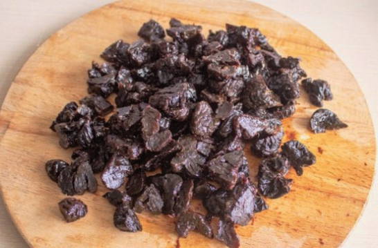 Салат из вареной свеклы с грецкими орехами, черносливом и чесноком
