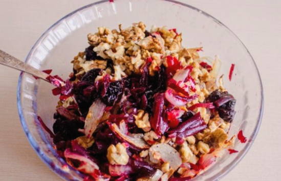 Салат из вареной свеклы с грецкими орехами, черносливом и чесноком