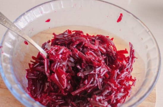 Салат из вареной свеклы с грецкими орехами, черносливом и чесноком