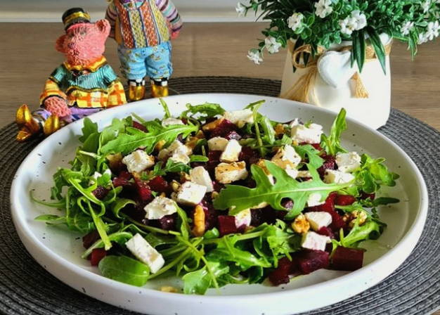 Салат из вареной свеклы с грецкими орехами и сыром