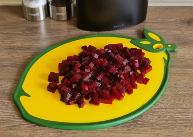Салат из вареной свеклы с грецкими орехами и сыром