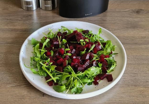 Салат из вареной свеклы с грецкими орехами и сыром