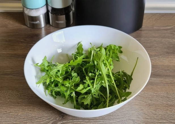 Салат из вареной свеклы с грецкими орехами и сыром