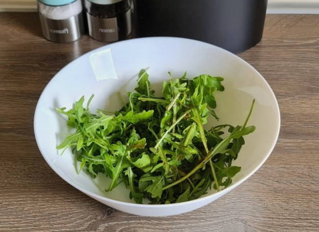 Салат из вареной свеклы с грецкими орехами и сыром