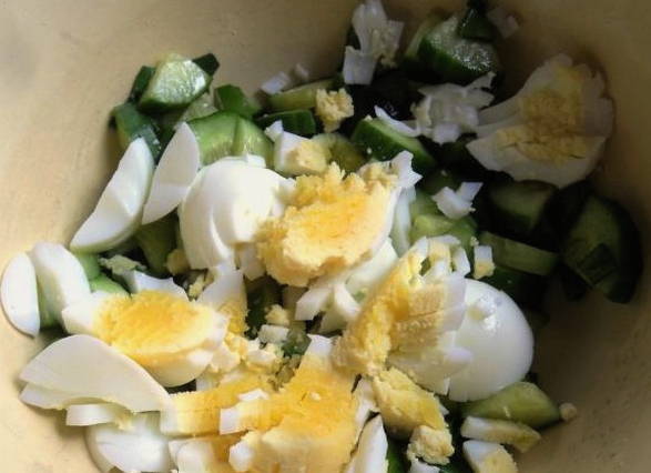 Салат из свежих огурцов с яйцом и зеленым луком