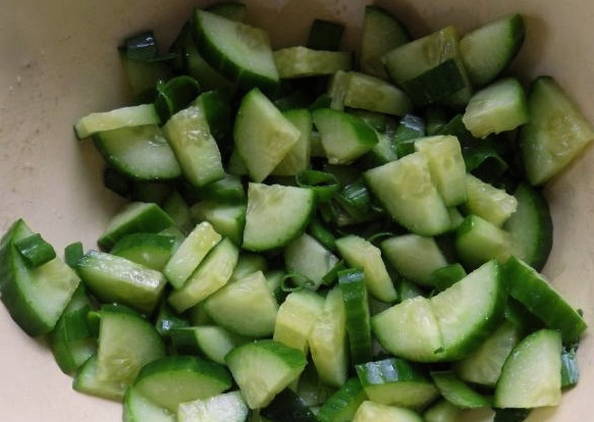 Салат из свежих огурцов с яйцом и зеленым луком